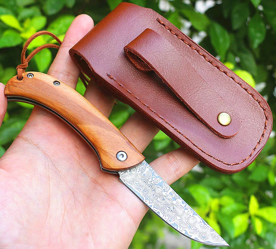 Ny lista Damaskus Folding Kniv VG10-Damascuss Steel Drop Point Blade Olive Wood + Rostfria Stål Hantera EDC Pocket Knivar med lädermantel