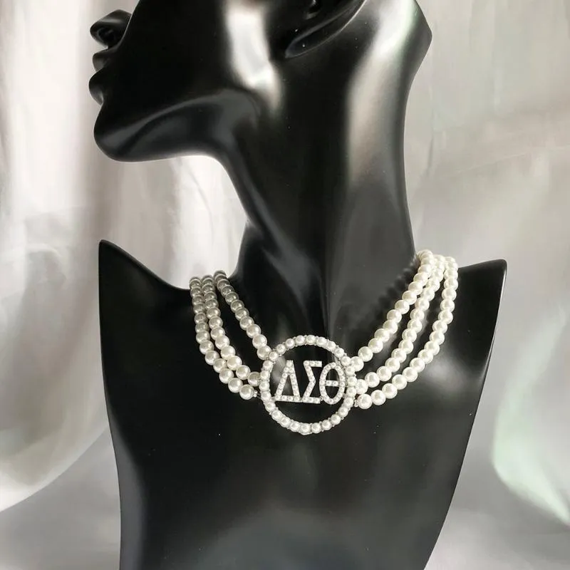 Chokers handgjorda grekiska sorority anpassade tre lager vit pärla Aeo brev halsband örhänge set smycken för kvinnor