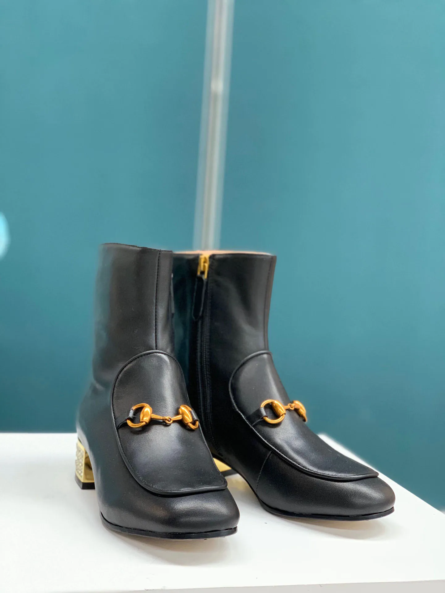 Европейский и американский стиль зимние женские ботинки горный хрусталь низкий каблук дизайн кожаный материал высокого качества полный пакет