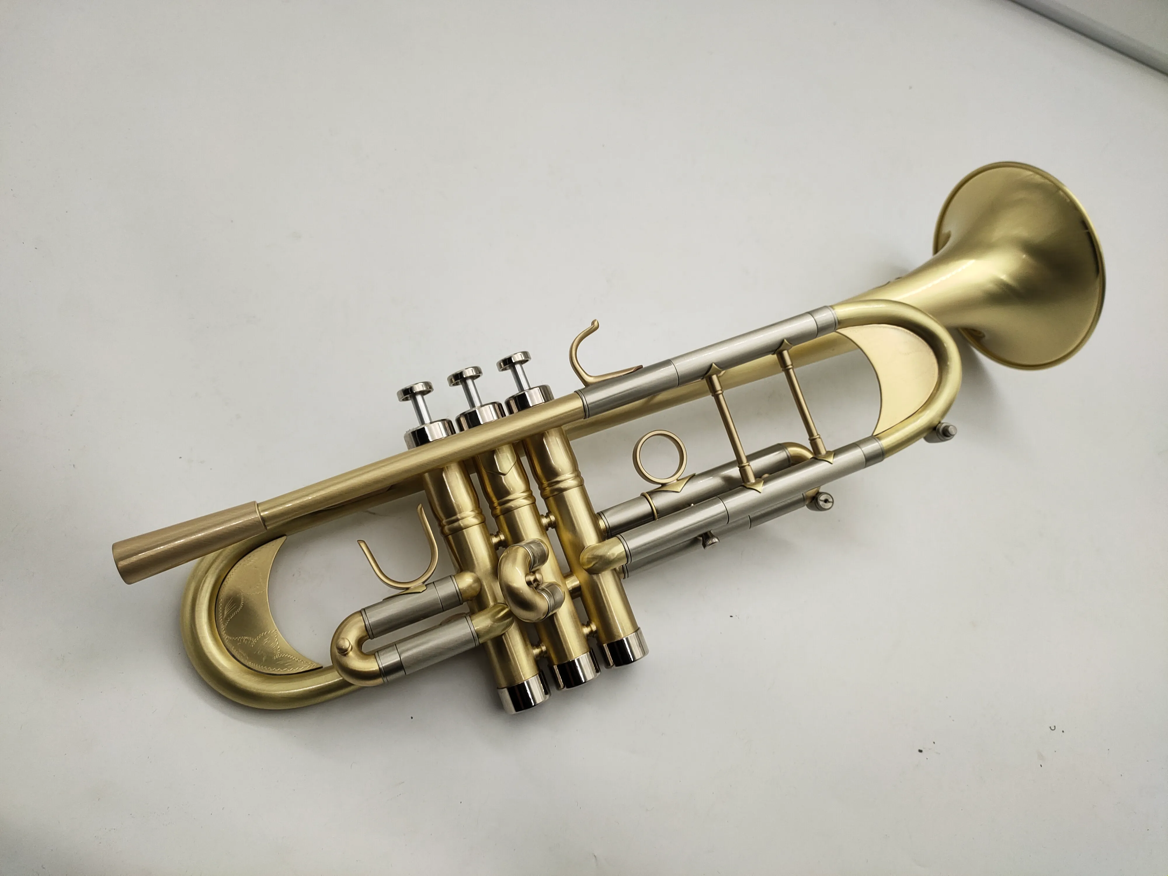 Margewate Trumpet C till B Tune Brass Plated Professional Musical Instrument med Case Tillbehör Rengöringsduk