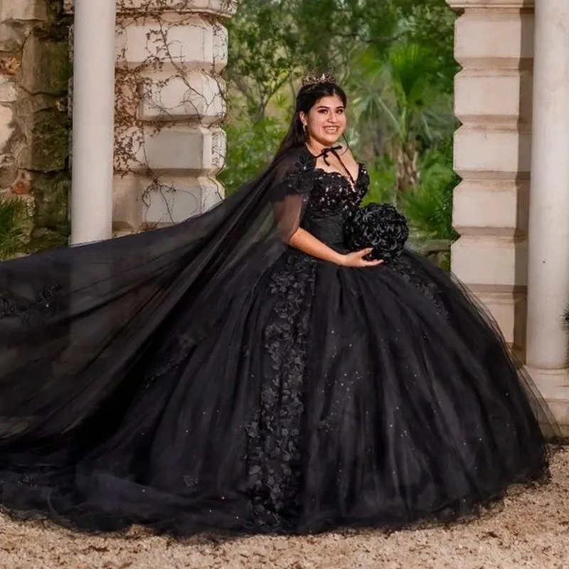 Gotiska estidos de 15 aos plus size Black quinceanera klänningar med Cape Applique Beading Charro Mexikansk bollklänning söt 16 klänning