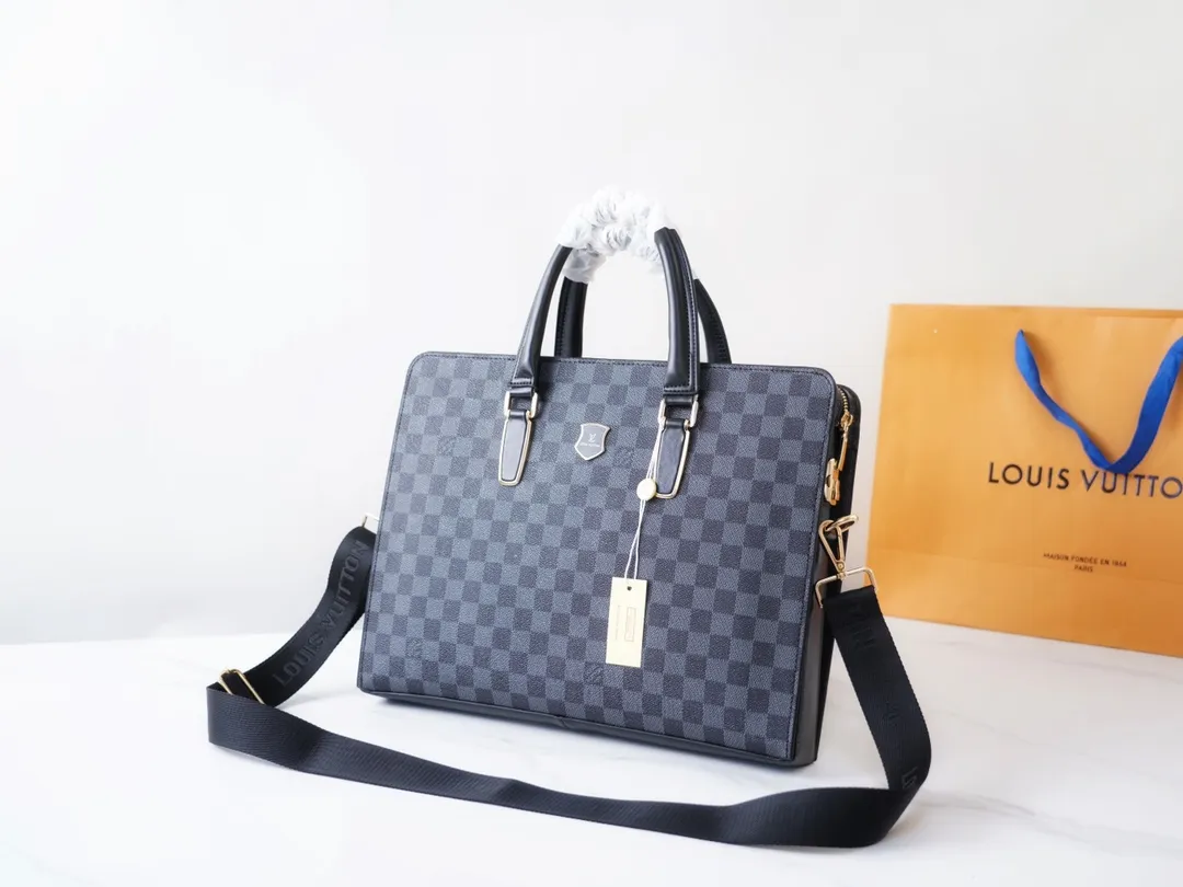 Sacs Louis Vuitton pour Homme  Achat / Vente de pochettes, sacoches et sacs  - Vestiaire Collective