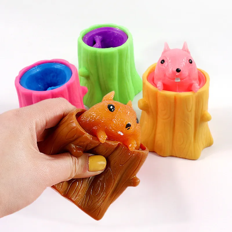 Squeeze Squirrel Toys Cute Funny Stress Relief Ceppi di alberi Bomboniere Studente Portapenne Stress Relief Toy