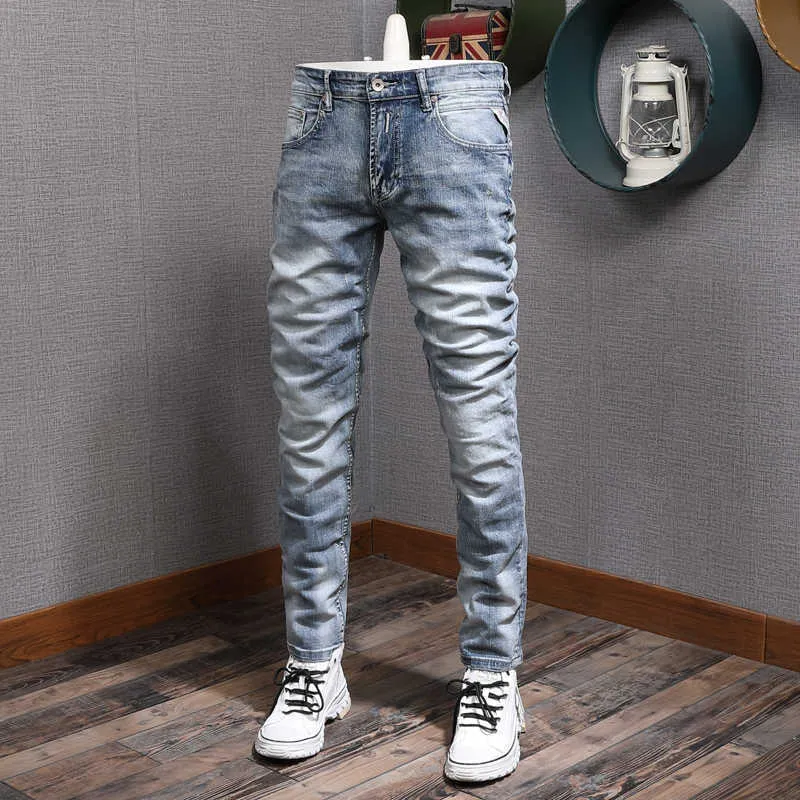 Italiensk stil mode män jeans retro ljusblå elastiska bomull rippade denim byxor vintage designer casual smal långa byxor