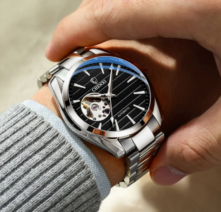 Movimento meccanico automatico di lusso Orologio da uomo luminoso Orologio da 40 mm di diametro Tourbillon Skeleton Orologi da polso resistenti ai
