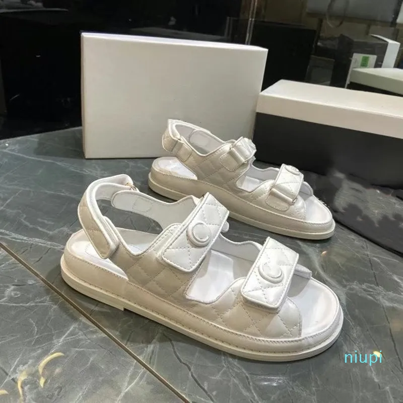 2021 verão moda luxo sandálias planas femininas cristal pele de bezerro dedo do pé aberto fivela de pérola casual sapatos de sola grossa tamanho 35-41 2021