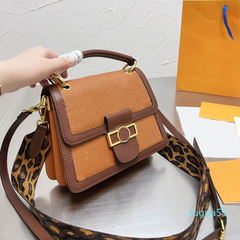 Tasarımcı Kadın Messenger Postman Squire Çanta Kabartmalı Mektup Crossbody Çanta Dana Deri Iki Omuz Askısı Moda Çanta Çanta