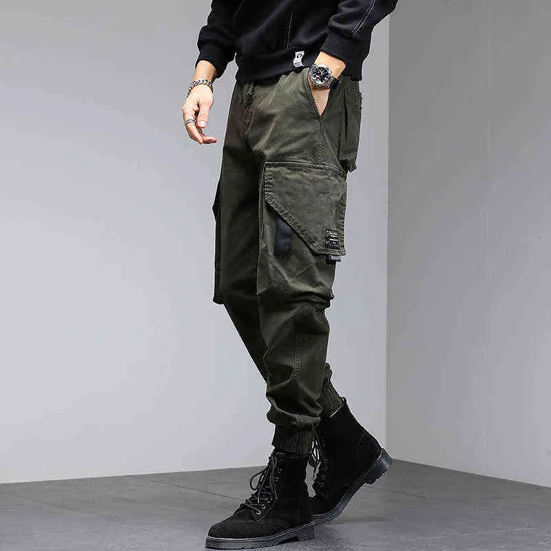 Cargo pants outfit idea: pair your beige cargo trousers with white  trainers, a black top and a green overs… | Mannenoutfit, Groene jas outfit,  Witte sneakers outfit