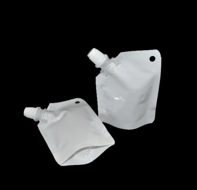 2021 Novo 50ml branco plástico doypack líquido levanta-se bolsa de armazenamento pacote de embalagem com bico lateral