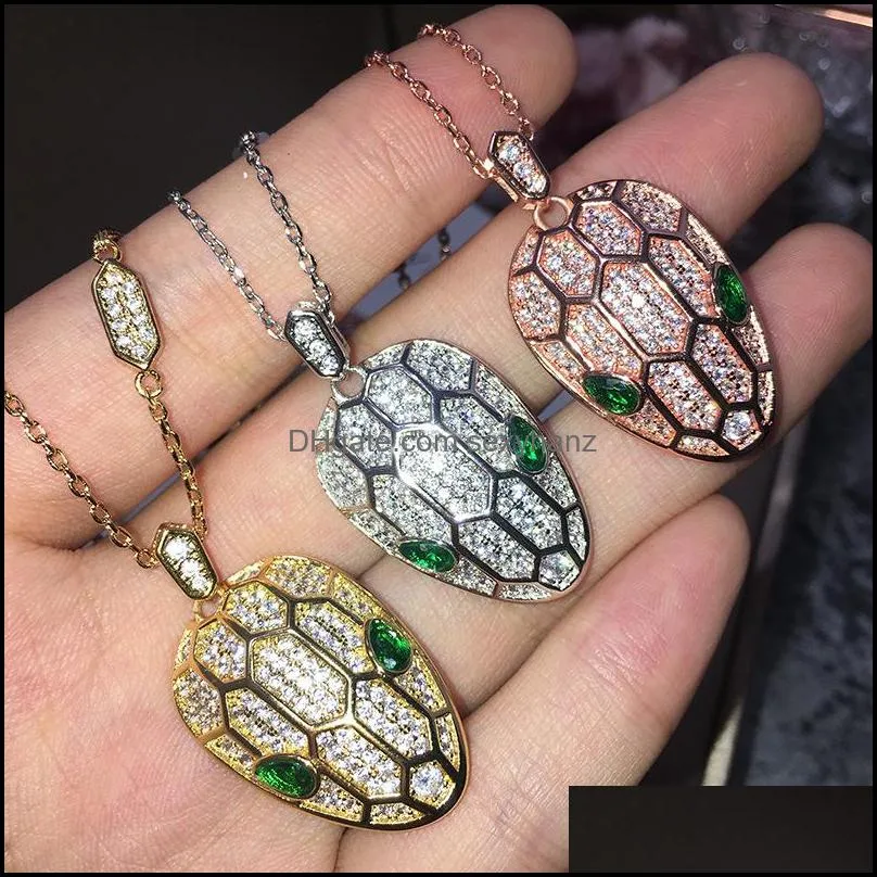 Fashion green crystal snake head pendant necklace suitable for ladies` wedding jewelry