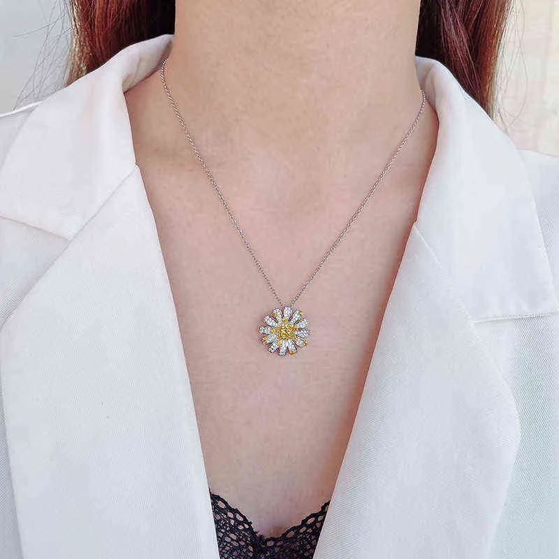Ny S925 Silver Blomma Små Daisy Hängsmycke Halsband Kvinnlig Trend Personlighet Glänsande Simulering Diamant Smycken