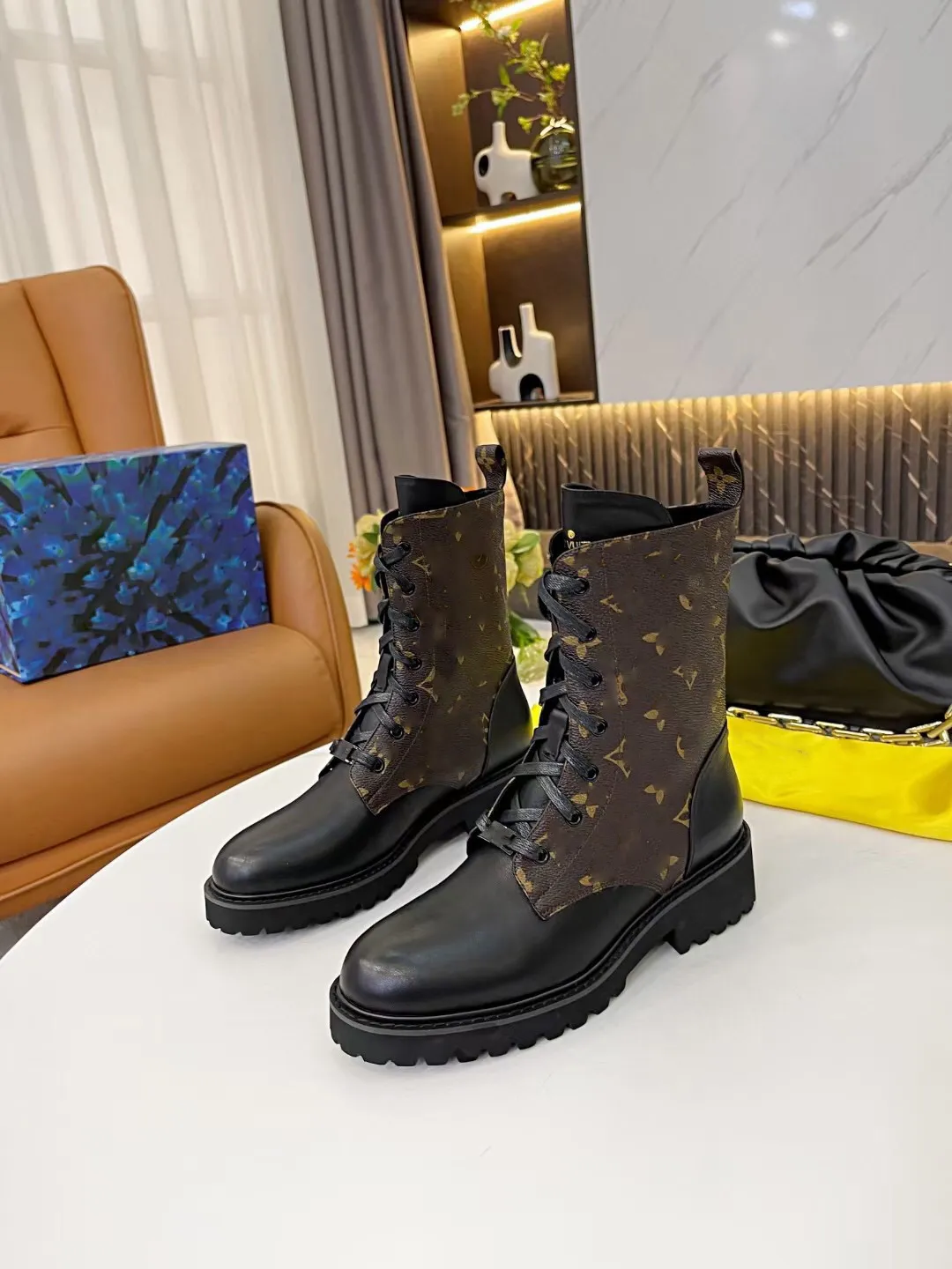 2023 Luxury Territory Flat Boots Womens Designer Ladies Letter Print Winter Booted Shoes Box Size 35-40