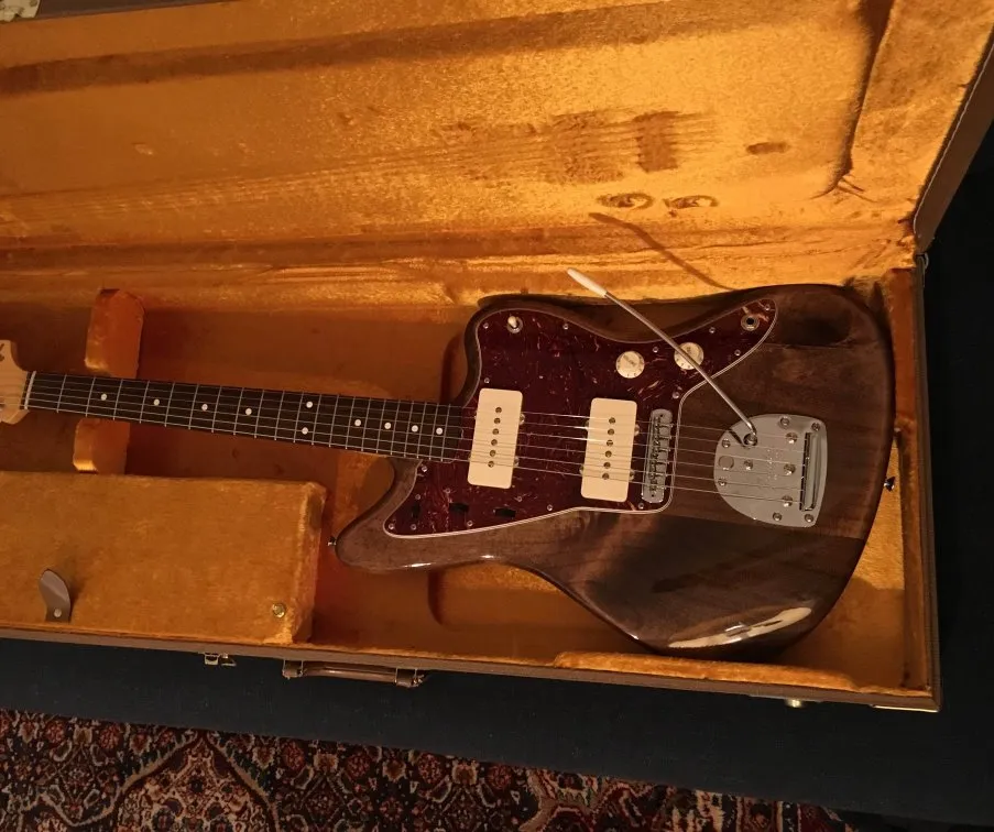 カスタム1959 Jazzmaster Jourgeyymanクルミブラウンエレクトリックギターワイドローラーピックアップ、アルダーボディ、ビンテージチューナー、トレモロブリッジワーミーバー、クロムハードウェア