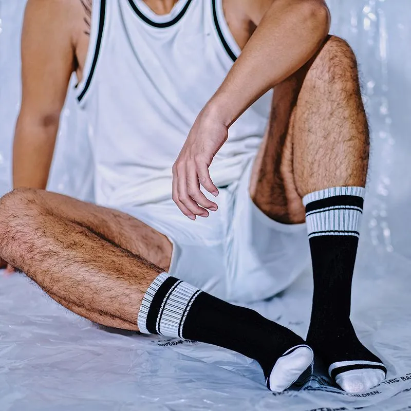 Mäns strumpor Mode Vit Svart Striped Vandring Cykling Sock Gay Sexiga Män Sport Långt Tube Streetwear Bekväm