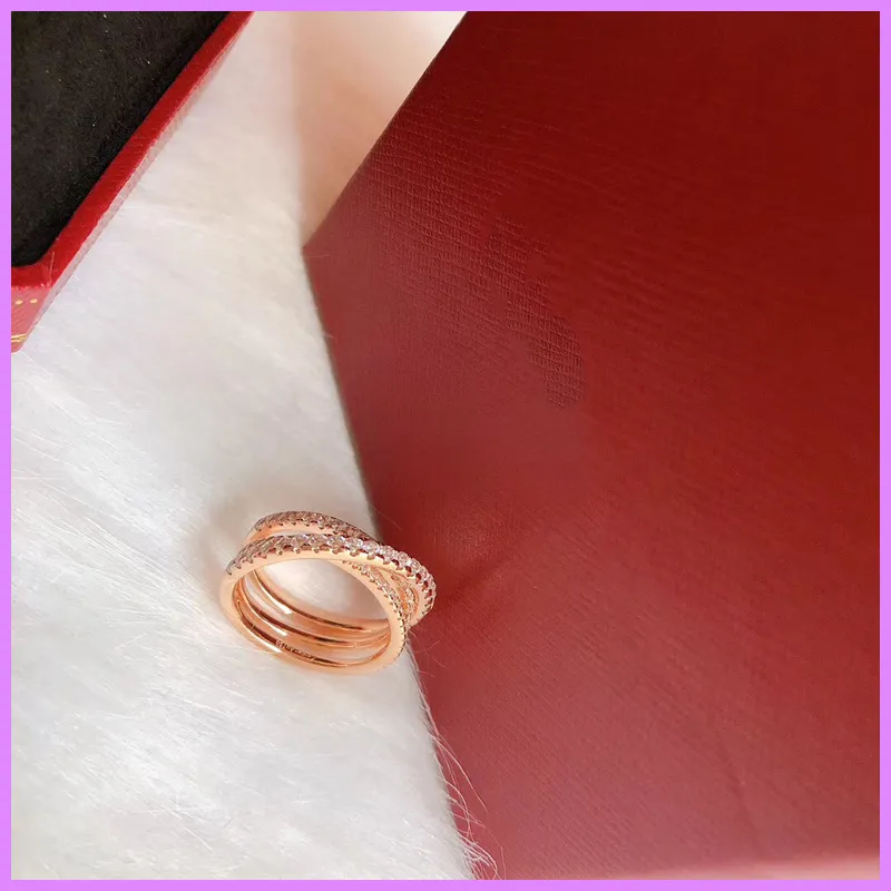 New Women Fashion Ring Diamonds Jewelry Diseñador de lujo Anillos de amor Golden Classic Cross Cross Fila Taladro Accesorios para regalos de fiesta D221254F