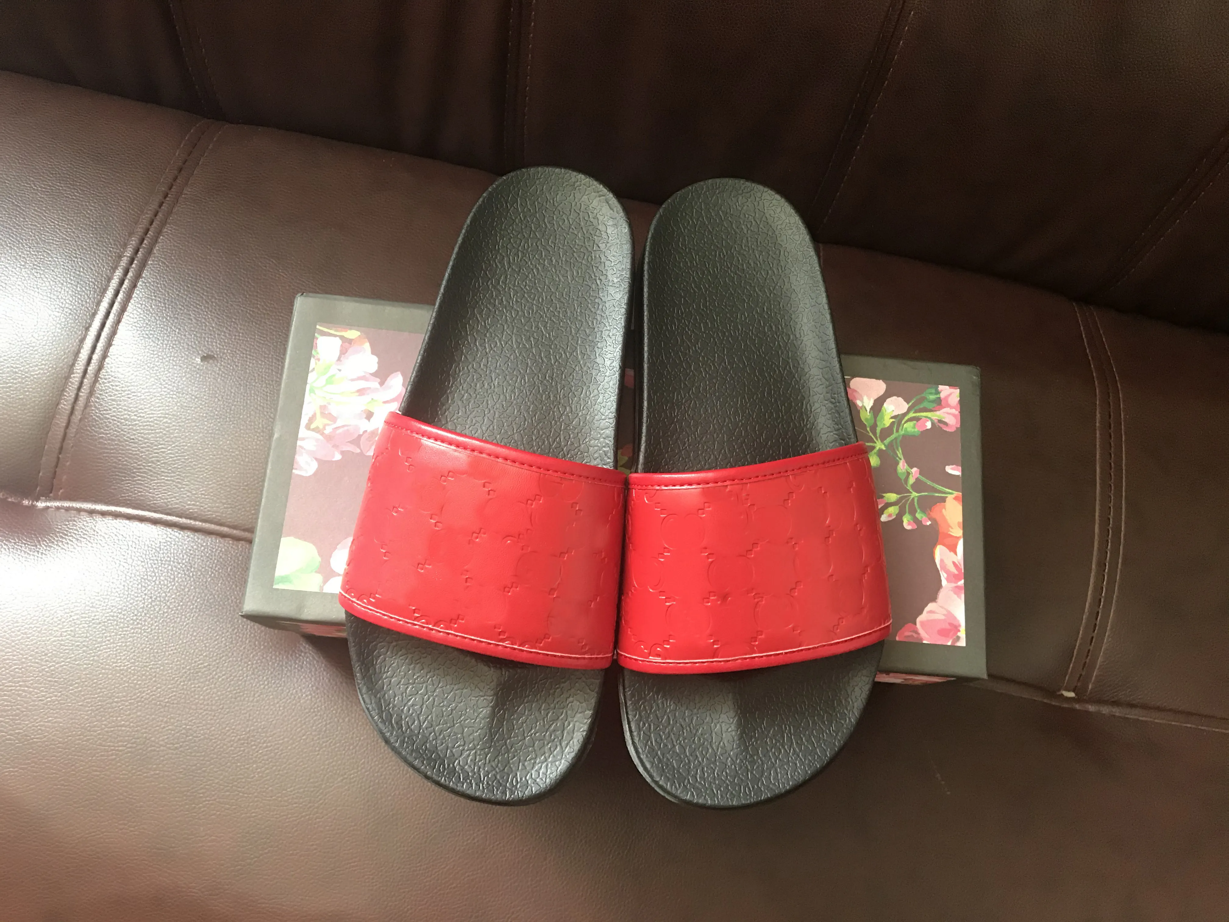 Kvinnor tofflor designer gummi glider män mönster sandaler platta blommor jordgubbar svart röd mens läder webb modeplattform skor strand flip flops 35-45