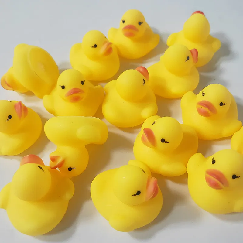 En gros 100 pcs Bébé Jouets De Bain Canard D'eau Mini Canards En Caoutchouc Jaune Flottant avec Son Enfants Douche Natation Plage Jouer Jouet Ensemble C106 article