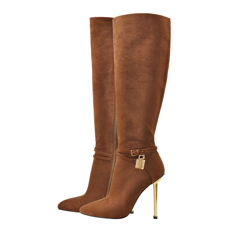 Botas femininas de camurça marrom com bico fino, decoração com zíper lateral e cano alto, com zíper lateral, salto stiletto de metal, botas longas