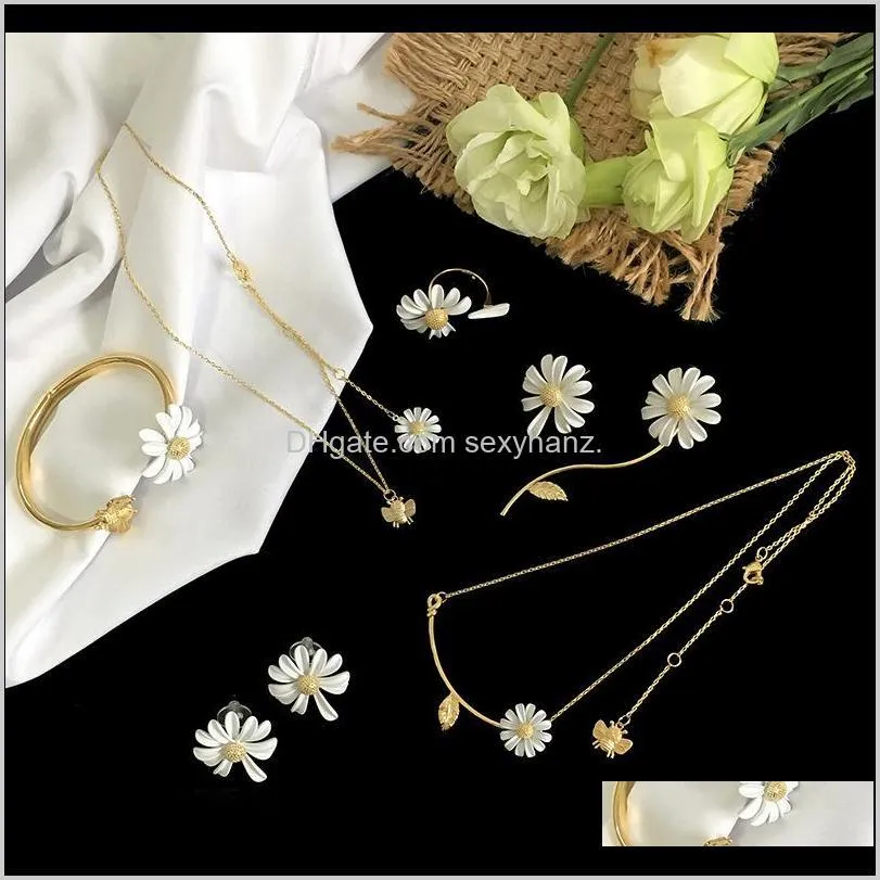 Drop Delivery 2021 Luxury Designer Women Necklace White Daisy Pendant Halsband Fashion Flower Wedding Smycken Set Copper med Gold Plated a