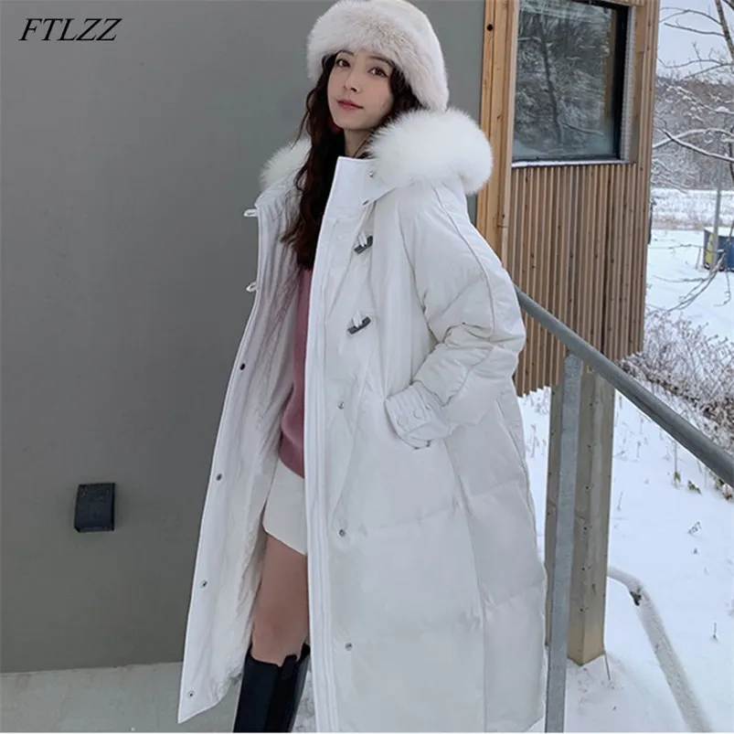 Hiver Femmes Grand Fourrure Artificielle À Capuche Épais Long Vers Le Bas Manteau 90% Blanc Canard Parka Corne Bouton Neige Outwear 210430