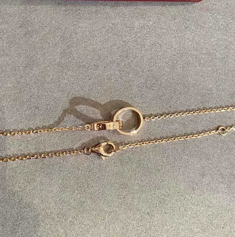 Collane con ciondolo Collane con ciondolo V Collana con pendente in oro con doppio anello di qualità di lusso placcato in rosa per le donne, regalo di gioielli da sposa con timbro PS4787