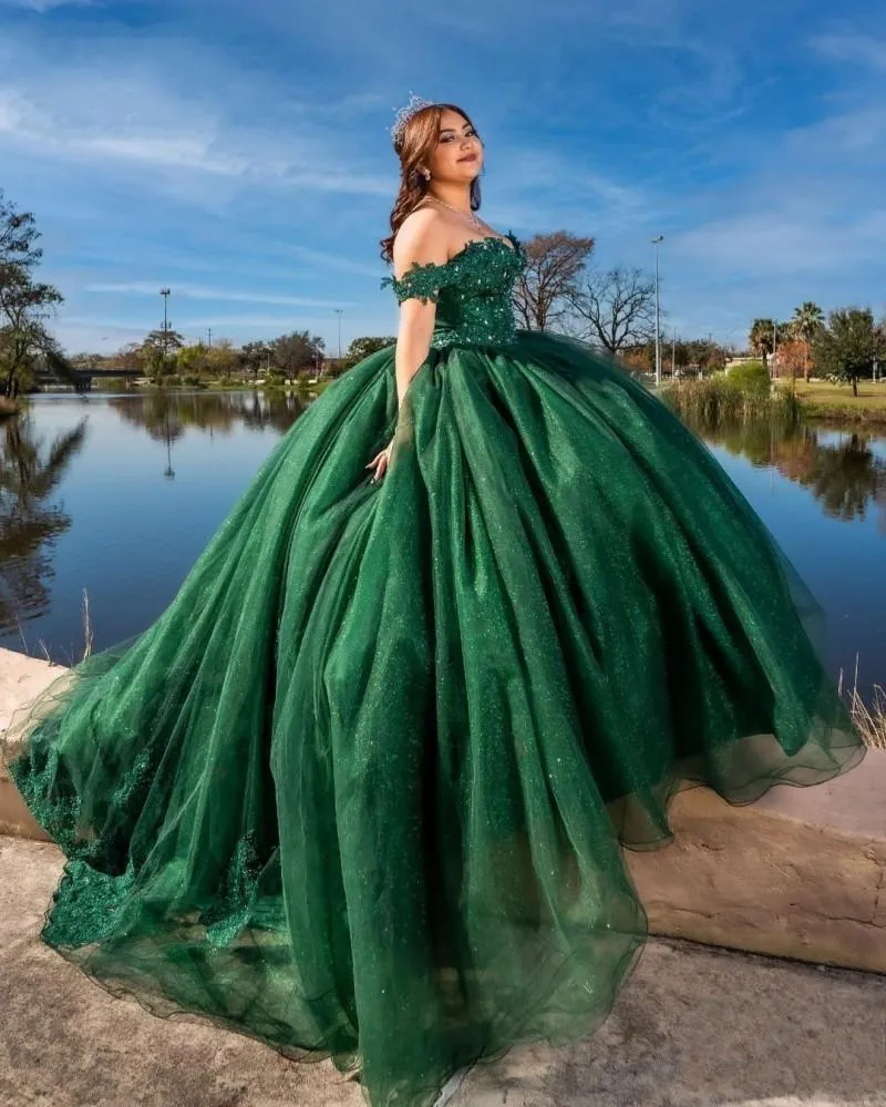 2022 Vintage Emerald Green Quinceanera Klänningar Lace Appliques Crystal Pärlor Off Shoulder Lace Up Back Tulle Puffy Ball Gown Party Prom Evening Gowns