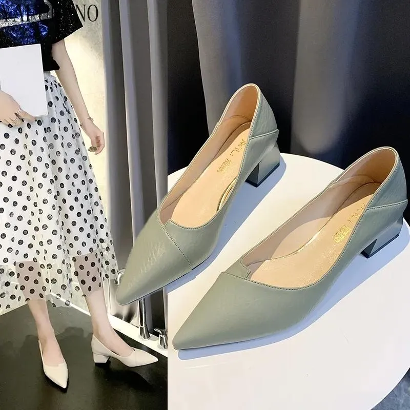 Scarpe eleganti Décolleté da donna 2022 Bocca poco profonda Punta a punta Donna Tacco medio quadrato Singolo morbido e accogliente Tacco alto da lavoro nero