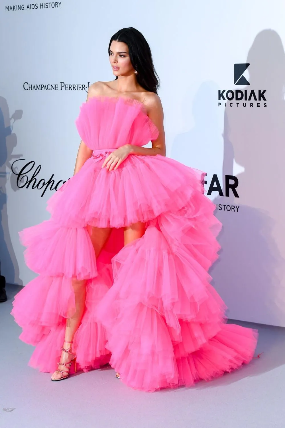 Kendall Jenner Fuchsia Pink High Low Prom -klänningar Stropplösa Tiered Tulle Evening Celebrity Dress 2021 Puffy Long Pageant Dress326i