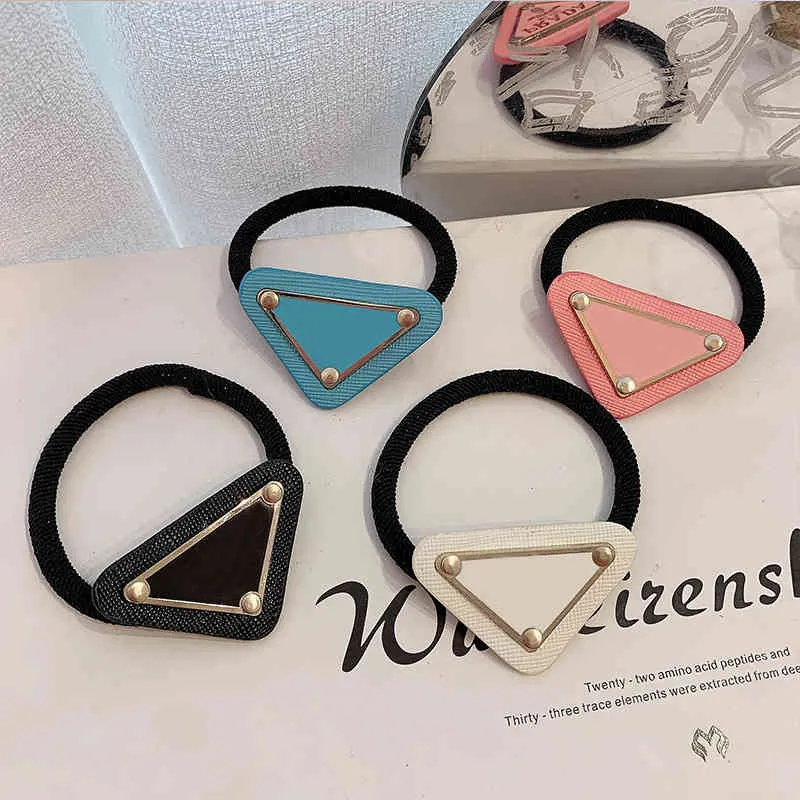 Elastici per capelli fatti a mano Triangolo in pelle Gioielli con ciondoli Semplice marchio di lusso Donna Moda Lettera Coppia Corda per capelli Regalo di San Valentino