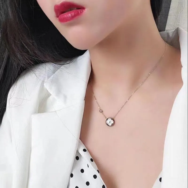 Pendant Necklaces Korean Style Titanium Steel Rose Gold Plated White Shell Clover Necklace Special-Interest Design Clavicle Chain Female