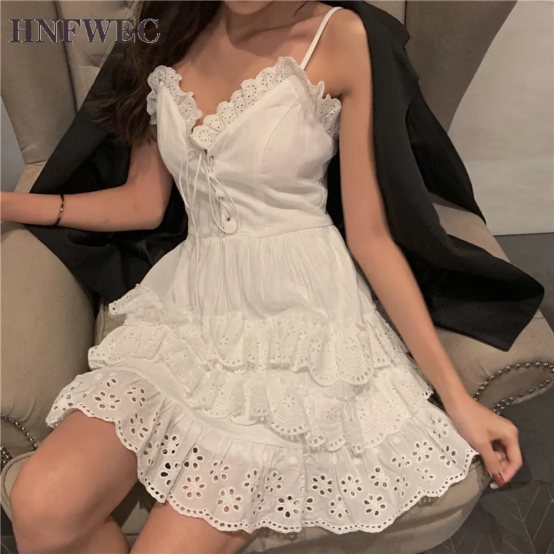 Lolita Kobiety Slip Dress Summer Bez Rękawów V-Neck Lace Up Ruffles White Sundress Kobieta Słodka Slim Beach Suknie Vestido E306 x0521