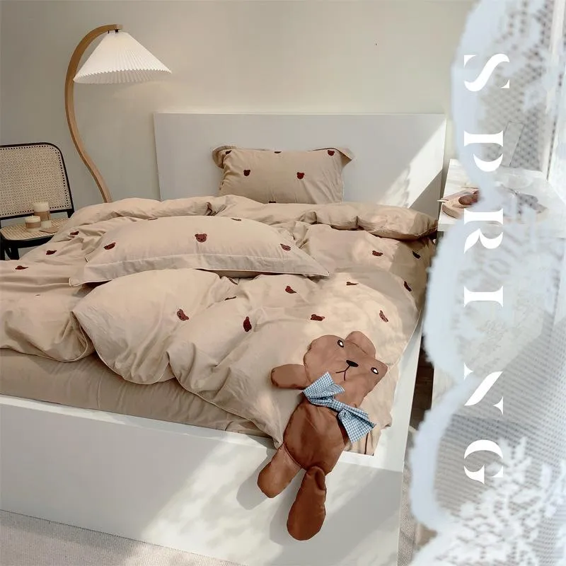 Juegos de cama Edredones de cama de algodón Juego de cuatro piezas de funda de edredón bordada pura Kawaii