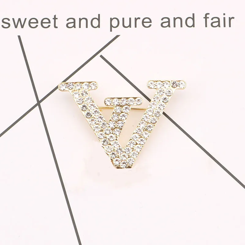 Luxury Brand Designer Letter Pins Brosches Women 65Style Gold Silver Crystal Pearl Rhinestone Cape Buckle Brooch Suit Pin Wedding 154V