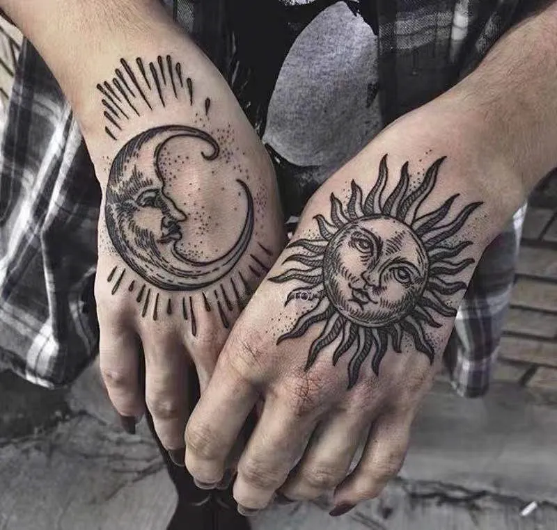 Sun and Moon Hand Fake Tattoo klistermärken för män Kvinnor Vattentät Tillfälliga Tateringar Konstkonst ARM TATOOS