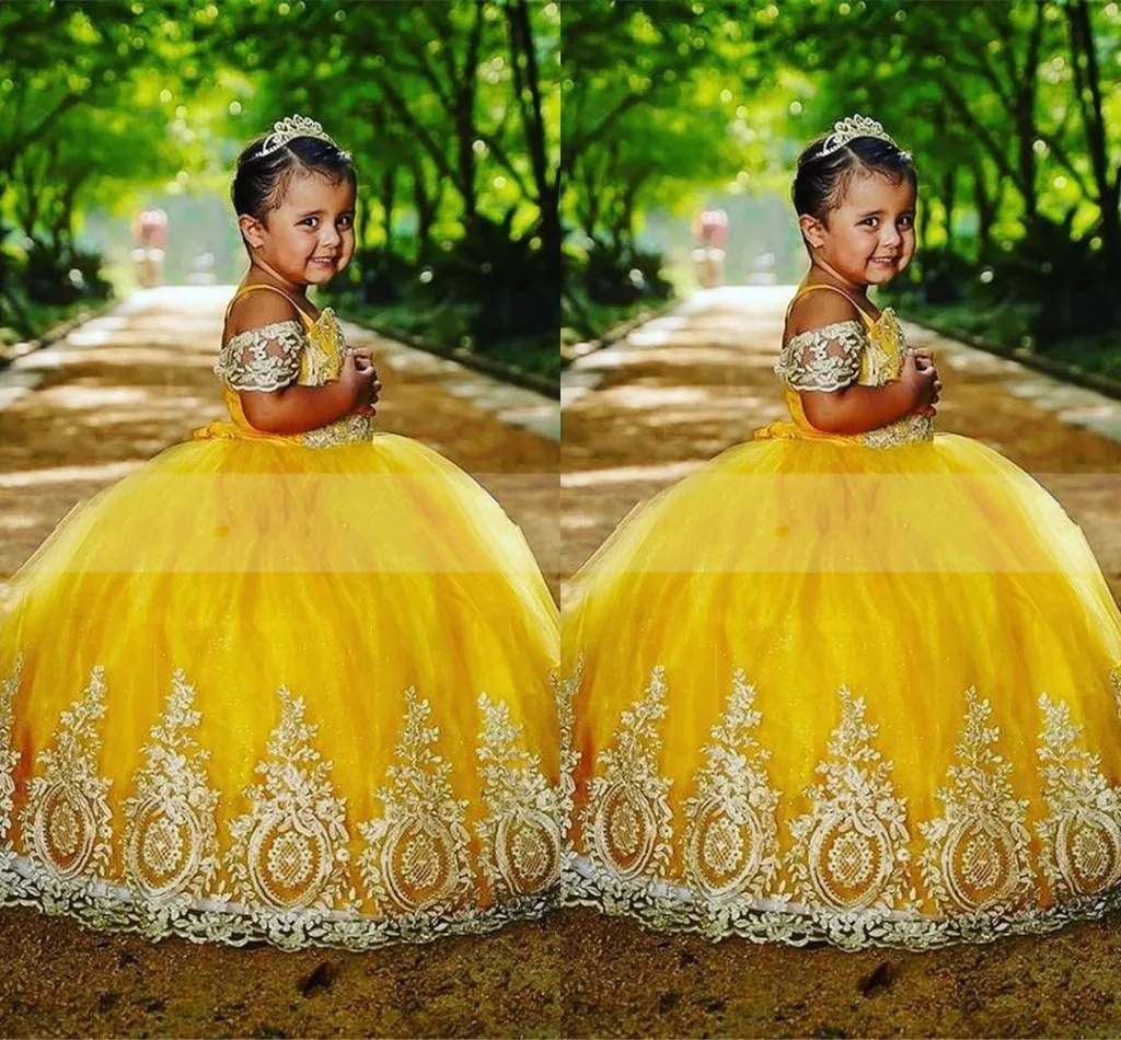 2022 Yellow Ball Gown Mini Quinceanera Dresses Little Toddlers Embroidered Off Shoulder Sleeves Girls Pageant Graduation Dress Teens