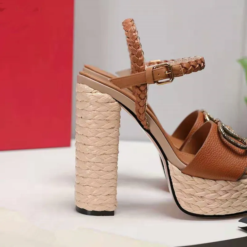 2021 Pokaż styl Super Heel Kobiet Sandały Moda Skóra Wyjątkowa Designer Suknia Bankiet Suknia Ślubna Seksowna Słoma Konopia Listy List Wysokie Obcasy 7 Kolory 13 cm