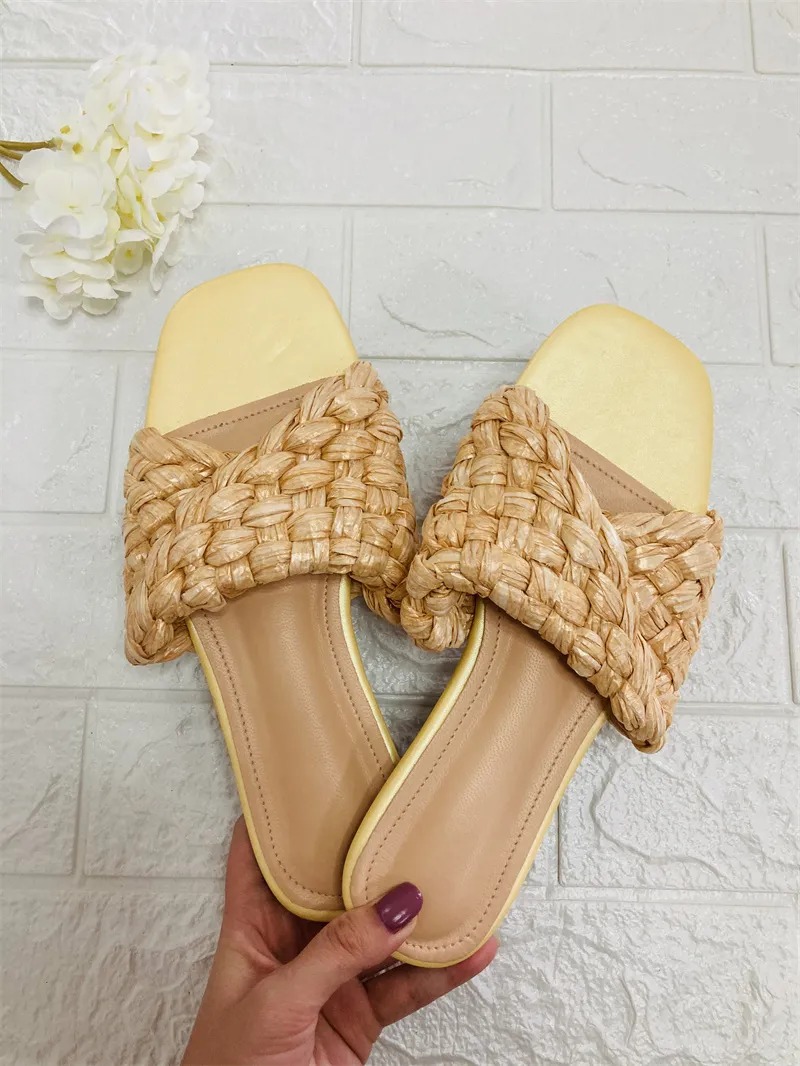 2021 Wholesale Women plus size slippers summer shoes beachwear flat sandals flip flops scuffs beach weaving strap solid color comfortable holiday leather 0245