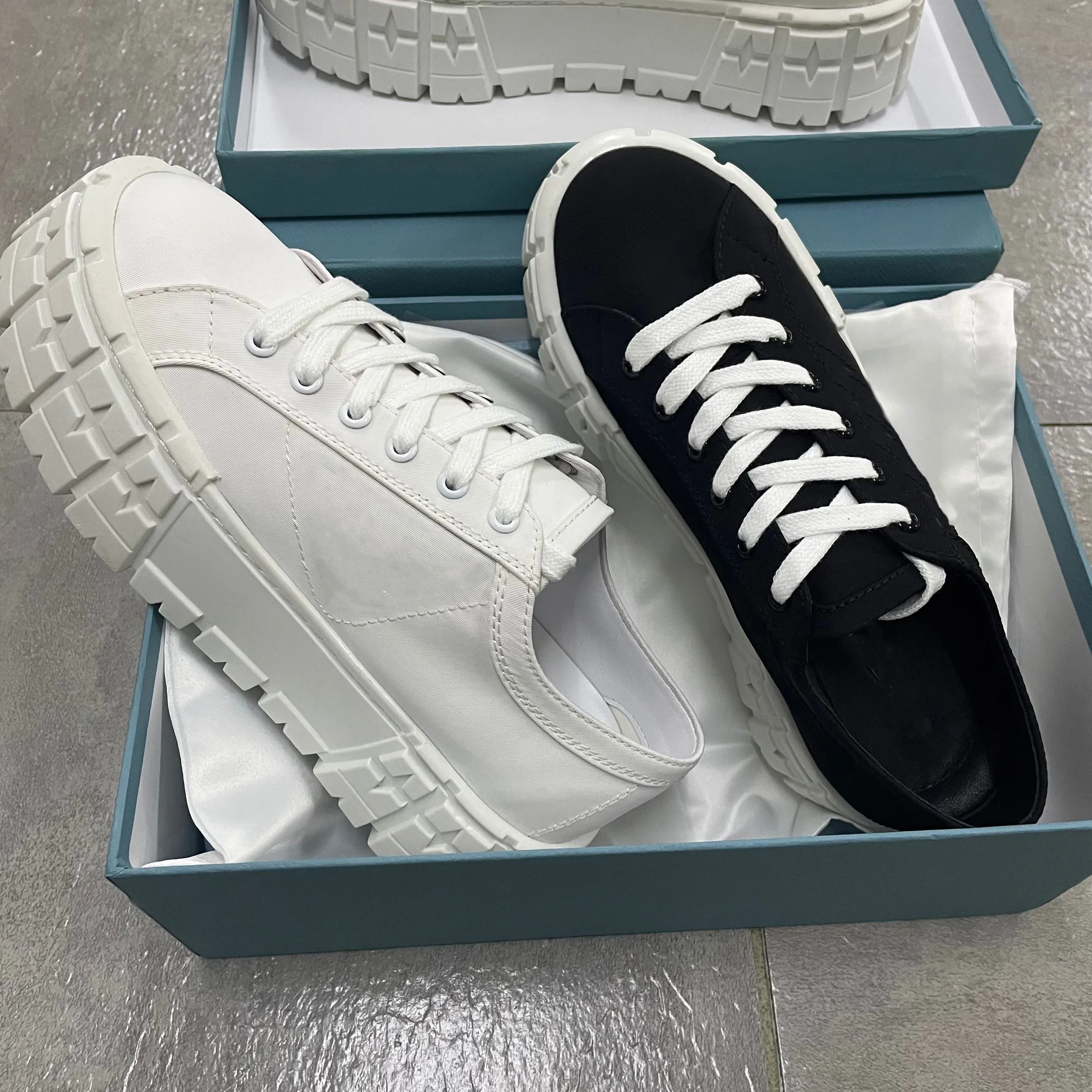 Kvinnor Hjul Cassetta Platt Sneakers Tjock Gummi Botten Trainer Canvas Snörskor Lyxiga Casual Skor Med Box 261