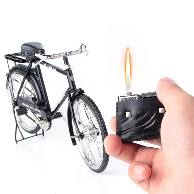 Vintage Herren- und Damen-Fahrrad-Ledertaschen, kreative Desktop-Fahrräder, offene Flammen, realistische 3D-Modelle, Feuerzeuge können als Ornamente verwendet werden