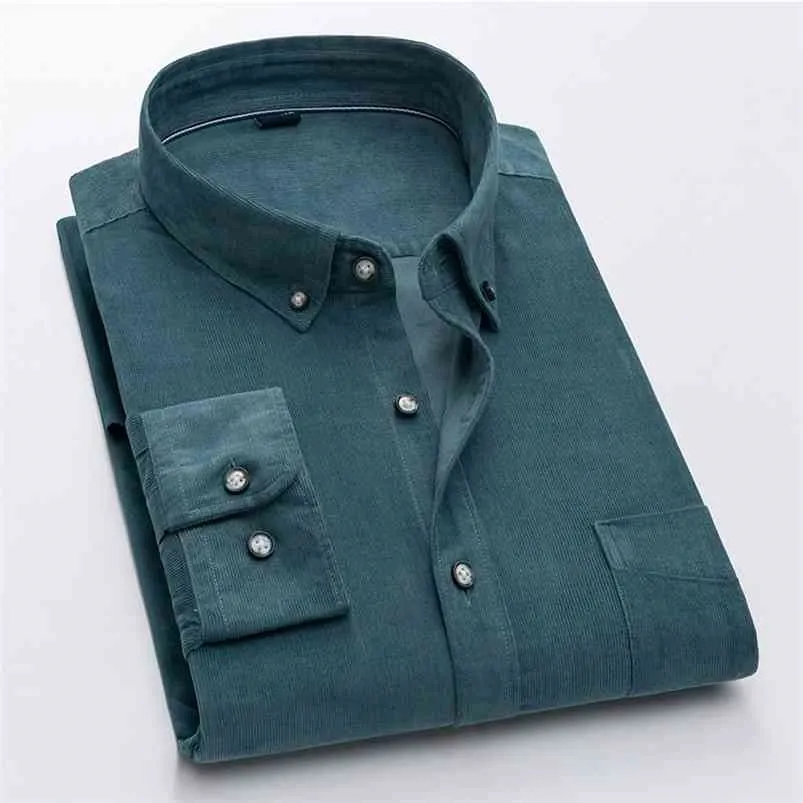 Chemise boutonnée à manches longues vintage en velours côtelé pour hommes avec poche plaquée coupe standard automne coton confortable chemises décontractées 210721