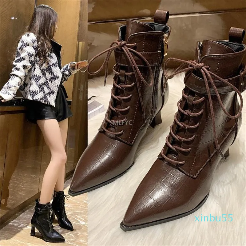 Buty Mid-Tube Motorcycle Kobiety Jesień i Winter Styl przystojny Poruszone Toe Lace-Up Moda Rycerz Krótki