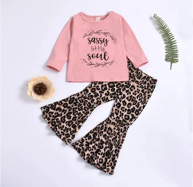 Nyfödd Baby Girl Clothing Sets Unique Letter Print Round Neck T-shirt Leopard Elastic Trumpet Pants 2pcs Outfits Fashion Fashion