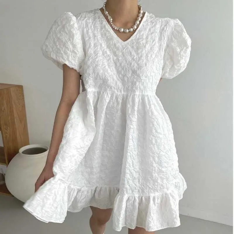 Verano todo-fósforo con volantes blanco cuello en V Puff manga corta sirena Vestido mujeres Mini plisado cintura alta muñeca suelta Vestido femenino 210610