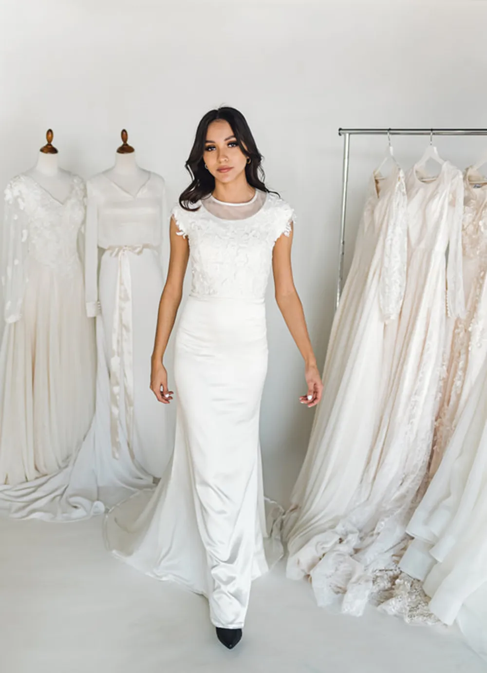 Prosta miękka satynowa syrenka skromna suknia ślubna z rękawami Cap Corset Back Beaded Informal LDS Reception Suknie dla Brides