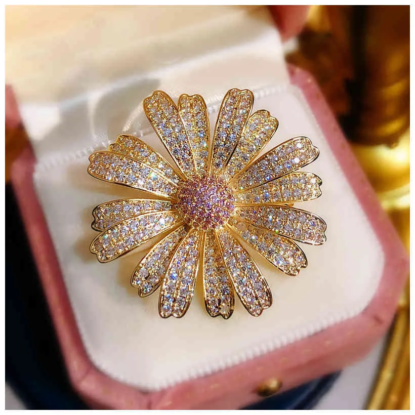 Kadınlar için ES Gümüş Papatya Degin Pin Exquisite Lady Parti Giyim Takı Yüksek Kalite Takım Elbise Broş Parlayan
