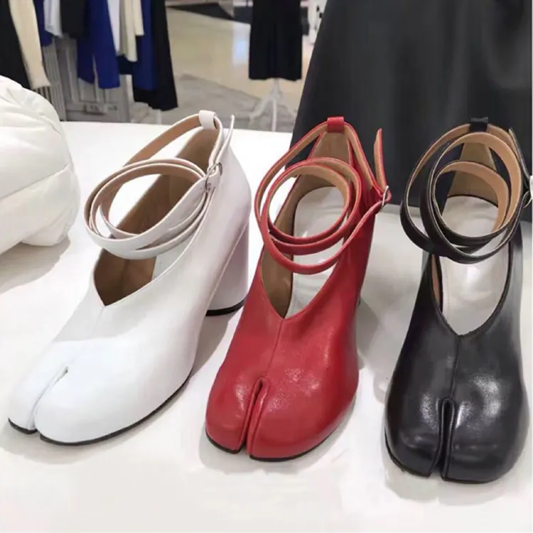 Lente Sexy Mode Vrouwen Pompen Zwart Rood Wit Leer Tabi Schoenen Split Pig Toe Chunky Hakken Gesp Enkelband Blok Med Heel Zapatos Mujer Vintage Feestjurk Schoen