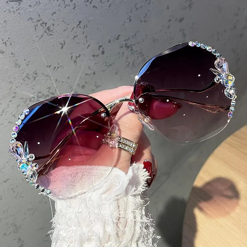 Sunglasses de concepteur SHINESTONES HAUTE QUALITÉ SUN VERRES SUPÉRIEURES BIG DIAMOND BLANG EYGLASSES SONTES DE LA MODE POUR FEMMES UV400