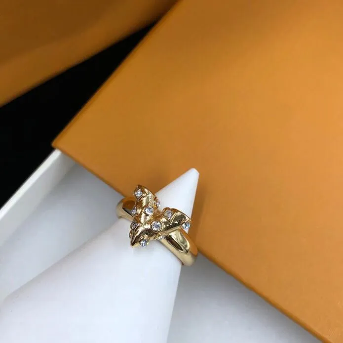Paris Designer Gold Rings Moderna stilfulla underbara diamantvigger mode kvinnliga smycken tillbehör med box dammväska louiselies vittonlies