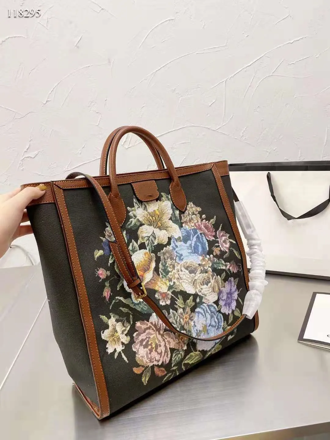 2021 Designer-Umhängetasche für Liebhaber von doppelseitigen Canvas-Blumenmustern, tragbare Größe: 36 cm