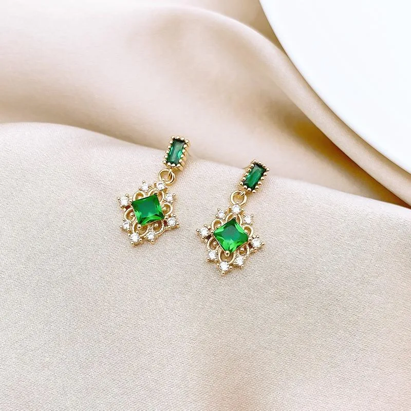 Stud Äkta Guld Elektroplätering Retro Emerald Zircon Light Lyx Micro Inläggningar Eleganta Temperament Örhängen Dam För Kvinnor